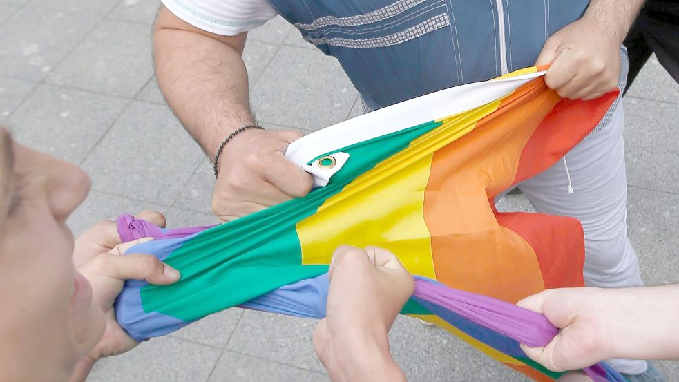Mit dem neuen Gesetz ist nun jegliche positive Darstellung etwa von lesbischer und schwuler Liebe strafbar. Foto: Sergei Ilnitsky/EPA/dpa