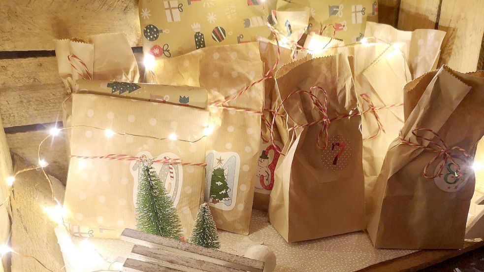 Die Geschenke für den Advent können in kleinen Papiertüten hübsch verpackt werden. Foto: Hanssen