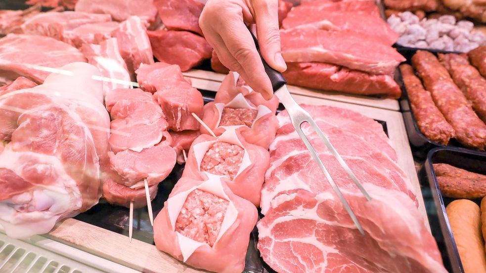 Verschiedene Sorten Schweinefleisch und Rindfleisch liegen in einer Fleischtheke in einem Supermarkt. Foto: Jan Woitas/dpa-Zentralbild/dpa