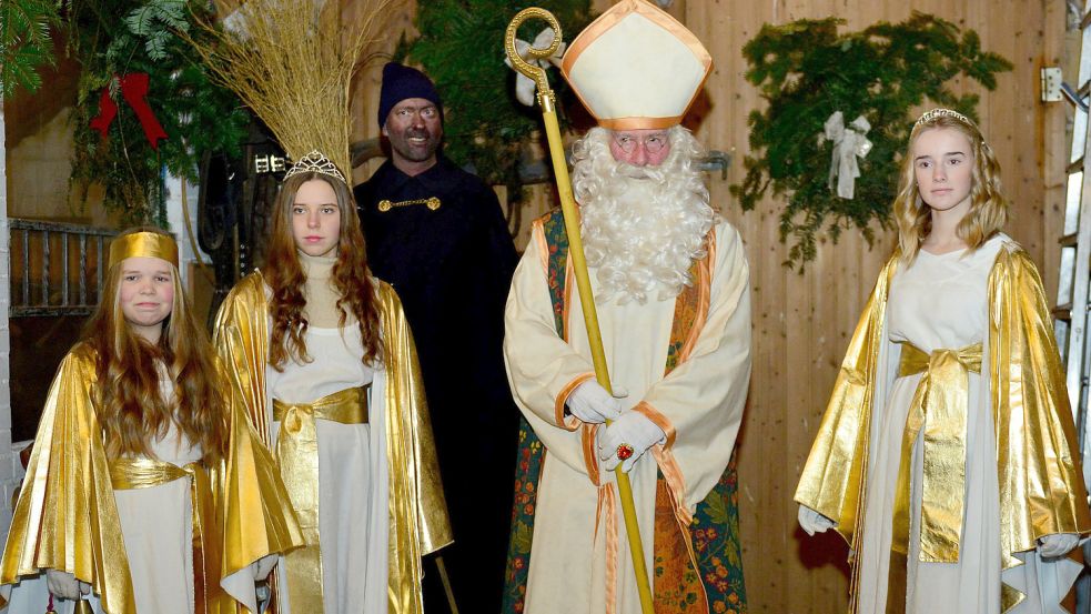 Rüdiger Böhlhoff schlüpft jährlich in die Rolle des Nikolaus (Zweiter von rechts). Unterstützt wird er dabei von Knecht Ruprecht (Dritter von links) sowie Engeln. Foto: Stromann/Archiv