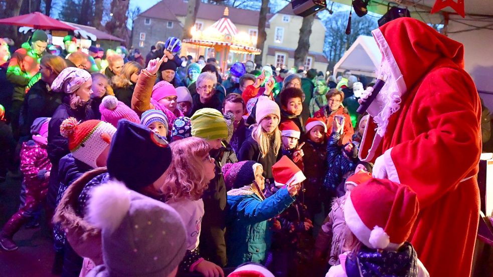 In diesem Jahr soll auch wieder der Weihnachtsmann in Pewsum vorbeischauen. Foto: Archiv