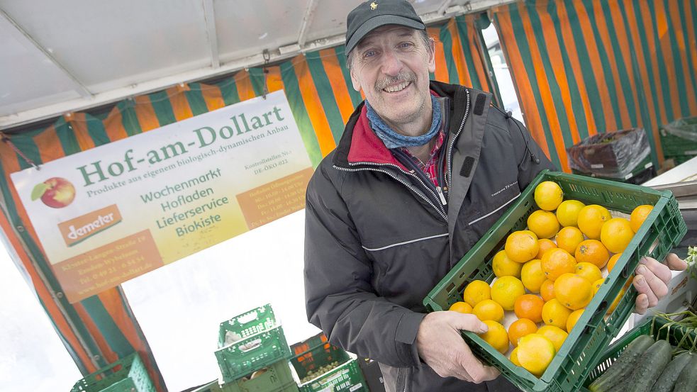 Der Wybelsumer Bio-Landwirt Karl-Heinz Kehl verkaufte seine Waren länger als zwei Jahrzehnte auf dem Emder Wochenmarkt. Jetzt hört er damit auf. Foto: J. Doden