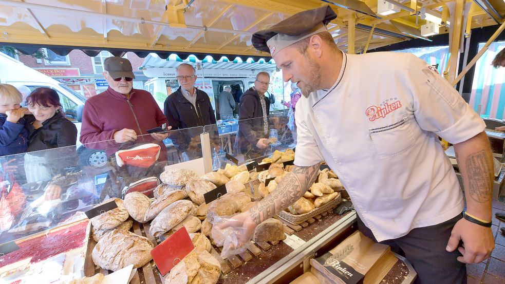 Einer von aktuell 26 Händlern: Der Stand der Bäckerei Ripken aus Augustfehn - im Bild Mitarbeiter Johannes Adomeit, - ist seit Jahren ein fester Bestandteil des Emder Wochenmarktes. Foto: Ortgies/Archiv