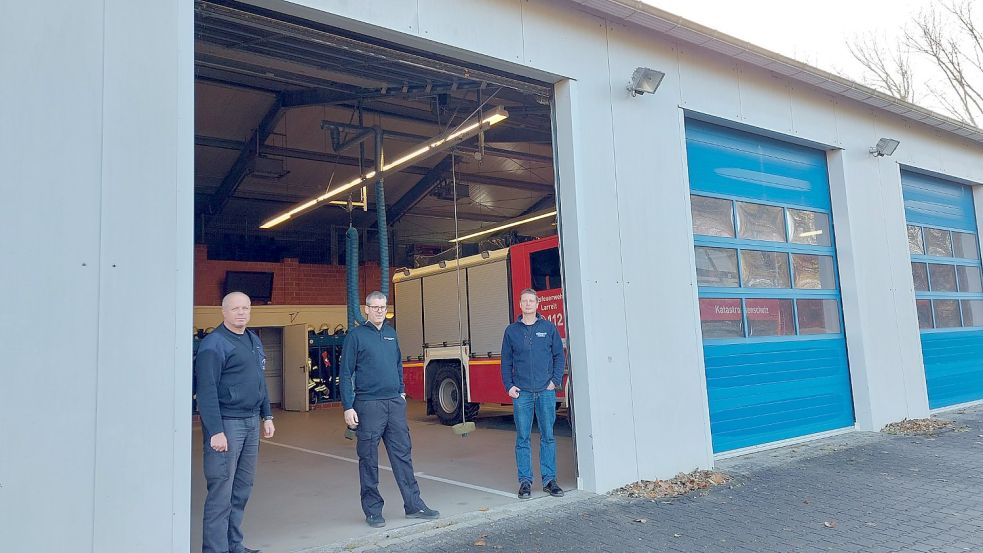 Das Gebäude der Freiwilligen Feuerwehr Larrelt ist eines der "Katastrophenschutz-Leuchttürme". Bernd Lenz (von links), Dennis Haake und Dennis Hinrichs erklärten dieses vor Ort.