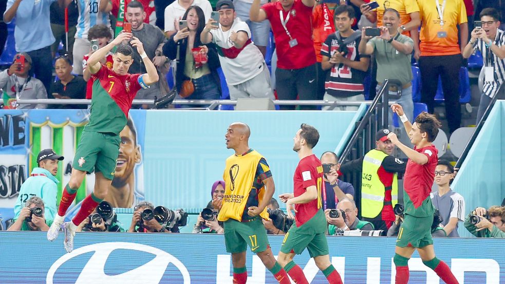 Cristiano Ronaldo (l) brachte Portugal per Elfmeter mit 1:0 in Führung. Foto: Tom Weller/dpa