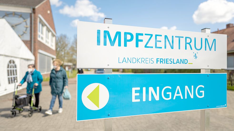 Im Friesländer Impfzentrum kam es im Frühjahr 2021 zu Corona-Impfungen mit zu wenig Impfstoff. Deshalb wurden rund 10.000 Leute zu Nachimpfungen aufgefordert. Foto: Assanimoghaddam/dpa