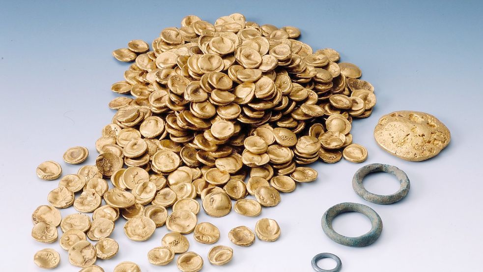 Keltische Goldmünzen. Der größte keltische Goldfund des 20. Jahrhunderts wurde 1999 bei Manching gefunden. Nun wurde der Goldschatz von Einbrechern gestohlen. Foto: ---/Archäologische Staatssammlung /dpa