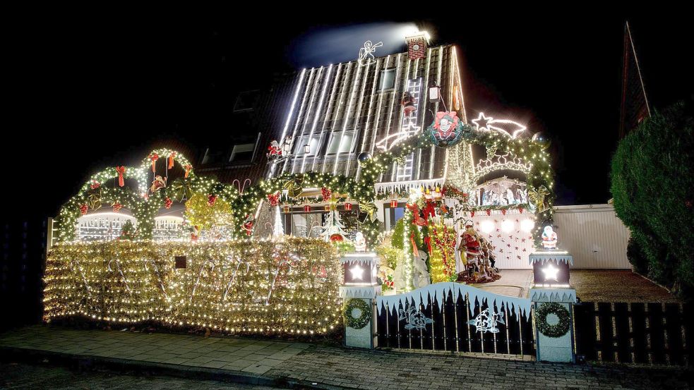 Zahlreiche Lichter erstrahlen am weihnachtlich geschmückten Haus der Familie Borchart. Vom 1. Advent bis zum Jahresende erstrahlt das Haus der Familie mit Weihnachtsdekoration und rund 60.000 Lichtern. Foto: Hauke-Christian Dittrich/dpa