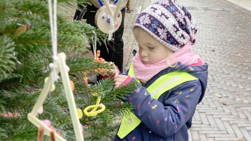 Lia-Sophie vom Kindergarten „Kükennüst“ war schwer damit beschäftigt, den Weihnachtsschmuck an den Tannenbaum zu hängen. Foto: Rebecca Kresse