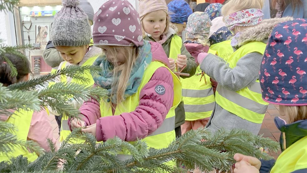 Die Kinder hatten Sterne, Engel und viele andere schön Sachen für die Tannenbäume gebastelt. Foto: Rebecca Kresse