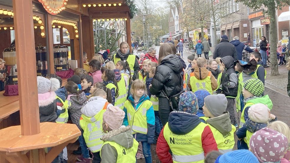Im Anschluss ans Schmücken gab es für alle Kinder Quarkbällchen und heißen Kinderpunsch. Foto: Rebecca Kresse