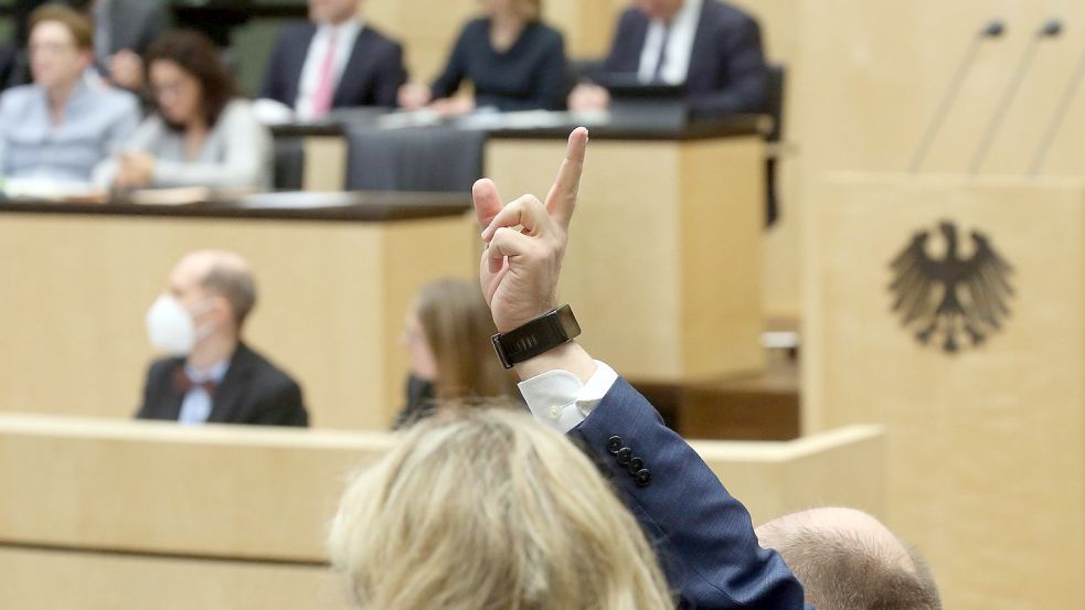 Abgeordnete der Länder während der Abstimmung im Bundesrat. Foto: Wolfgang Kumm/dpa