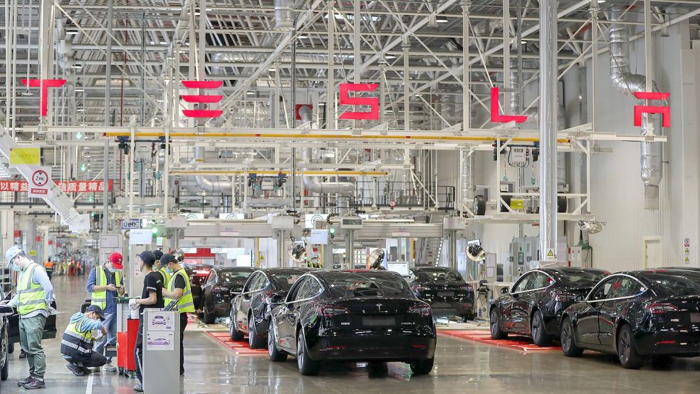 Blick in die Tesla Giga-Fabrik in Shanghai. Foto: Ding Ting/XinHua/dpa