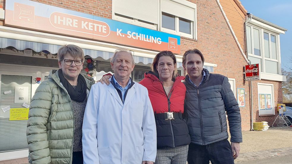 Brigitte und Klaus Schilling (von links) verabschieden sich nach 40 Jahren aus dem Ihre-Kette-Markt in Ditzumerverlaat. Ab dem 1. Dezember übernimmt das niederländische Ehepaar Corinne und Rudy van Teijlingen das Geschäft. Foto: Gettkowski