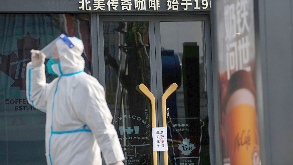 In Peking sind Restaurants, Geschäfte und Schulen geschlossen - nur Supermärkte und Märkte haben geöffnet. Foto: Andy Wong/AP/dpa