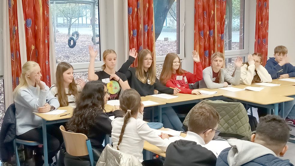 Die Schülerinnen und Schüler schlüpften bei dem Planspiel in die Rolle von Stadtratsmitgliedern. Foto: Hochmann