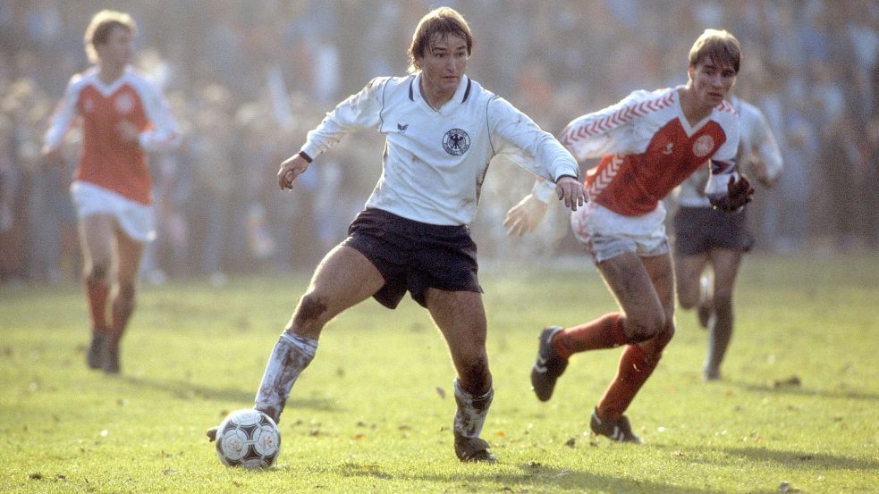 Stefan Emmerling im November 1985 im Trikot der U18-Nationalmannschaft. Sein Kumpel Hansi Flick war da gerade zu Bayern München gewechselt. Fotos: Imago