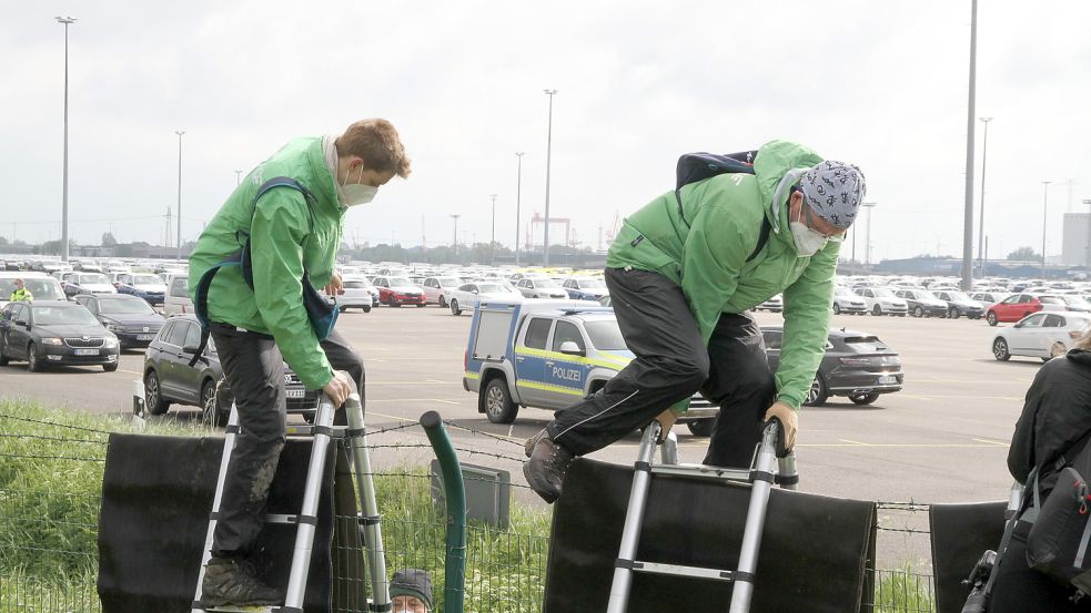 Mehrere Aktivisten waren im Mai 2021 über einen Zaun auf das VW-Gelände am Emder Außenhafen geklettert. Dort stahlen sie Zündschlüssel aus den abgestellten Fahrzeugen. Foto: Päschel/Archiv