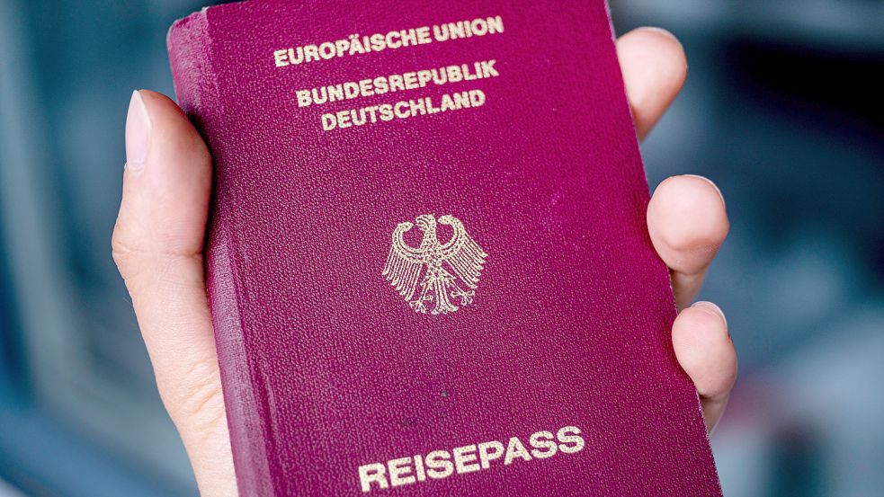Den deutschen Pass soll es künftig leichter geben, die Ampel-Regierung plant eine Reform des Einbürgerungsrechts. Foto: Fabian Sommer/dpa