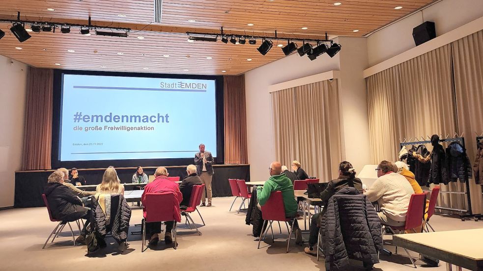 Emdens Oberbürgermeister Tim Kruithoff hält im VHS-Forum einen Vortrag. Am vergangenen Mittwoch fand zum dritten Mal eine Stadtteilkonferenz statt. Foto: Stadt Emden