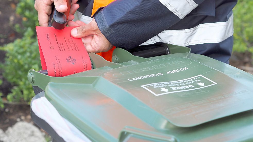 Falsch befüllte Biotonnen bekommen die rote Karte. Foto: Landkreis Aurich