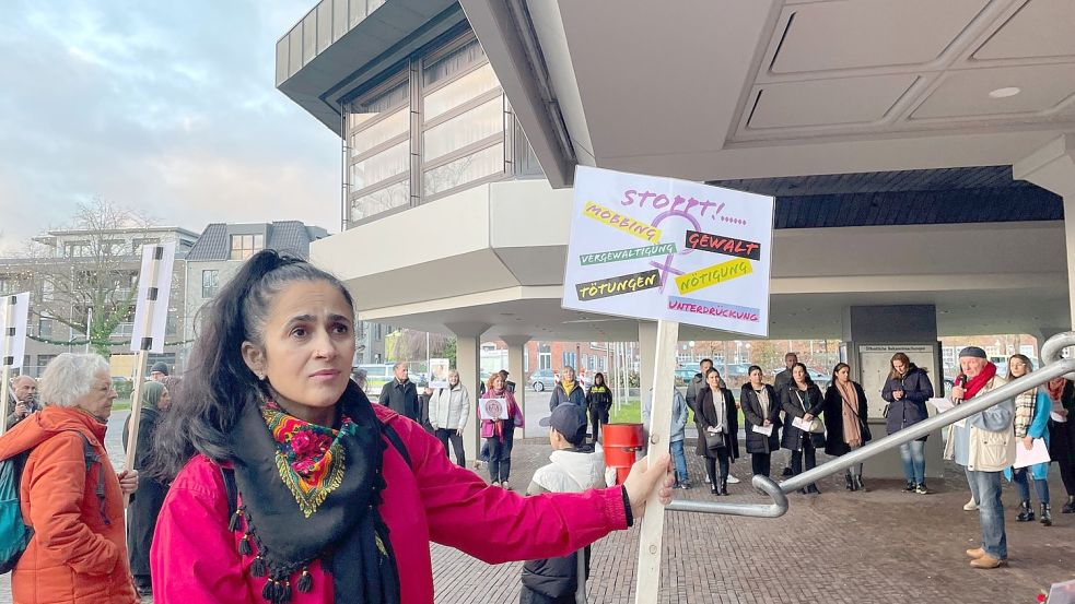 Mit Transparenten machten die Demonstrantinnen am Freitag in Aurich auf ihre Forderungen aufmerksam. Fotos: Boschbach