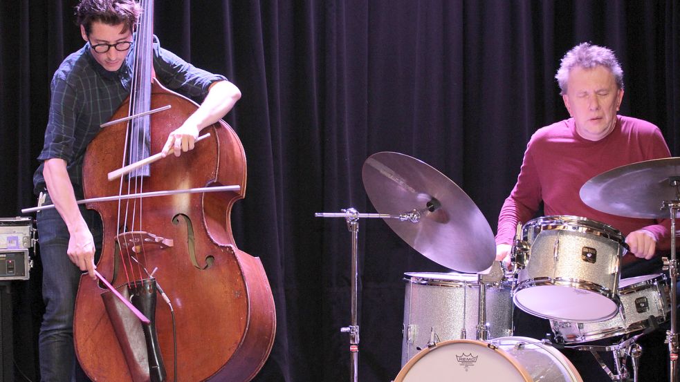 Zahlreiche Musiker – wie auf dem Bild der Schlagzeuger Willi Kellers (rechts) und Bassist Clayton Thomas – gastierten im Rahmen der Reihe „Jazz live im Speicher“ in Ostfriesland. Bild: Veranstalter