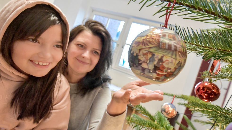 Yuliia Fedan und ihre Tochter Anastasia am Weihnachtsbaum in der Cassens-Villa. Fotos: Ortgies