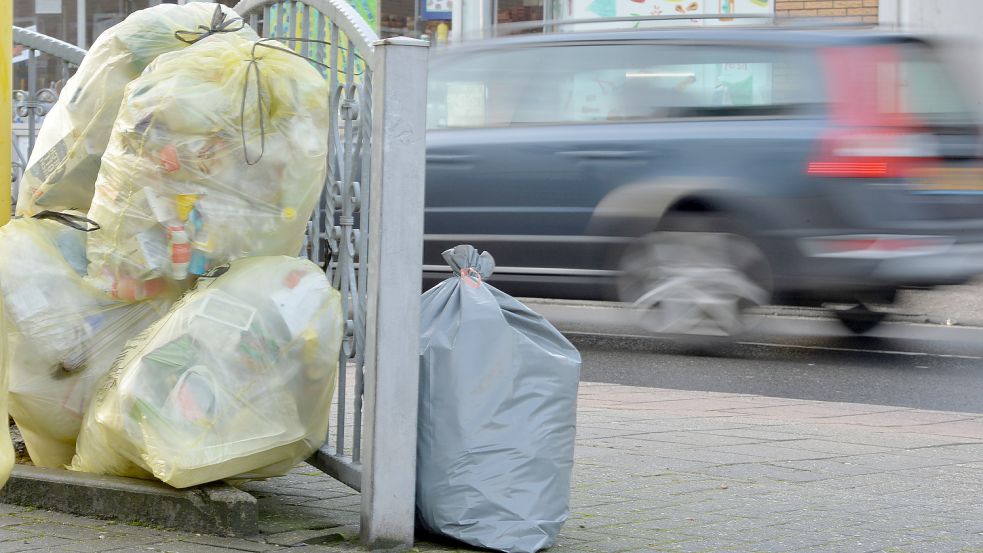 Der Gelbe Sack ist kostenlos, doch Säcke für Restmüll sollen teurer werden – aber wie viel? Foto: Ortgies/Archiv