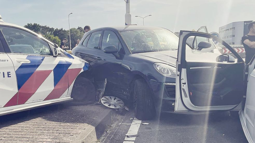 Der Porsche Macan wurde nach einer Verfolgungsjagd von der niederländischen Polizei gestoppt. Archivfoto: Politie Veluwe-West