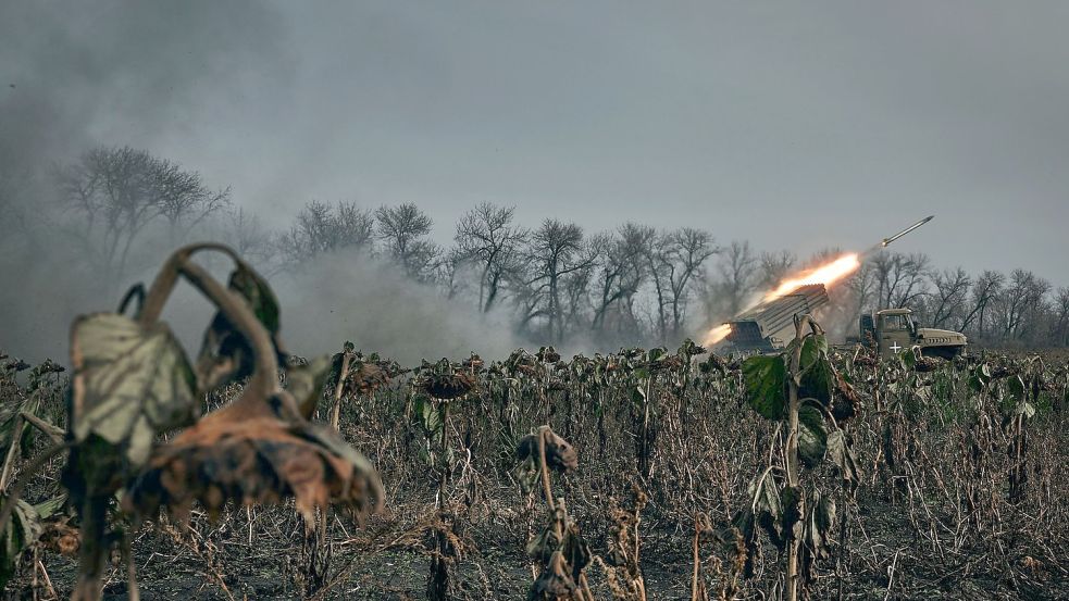 Ein Grad-Mehrfachraketenwerfer des ukrainischen Militärs feuert Raketen auf russische Stellungen an der Frontlinie in der Nähe von Bachmut in der Region Donezk. Foto: Libkos/AP/dpa