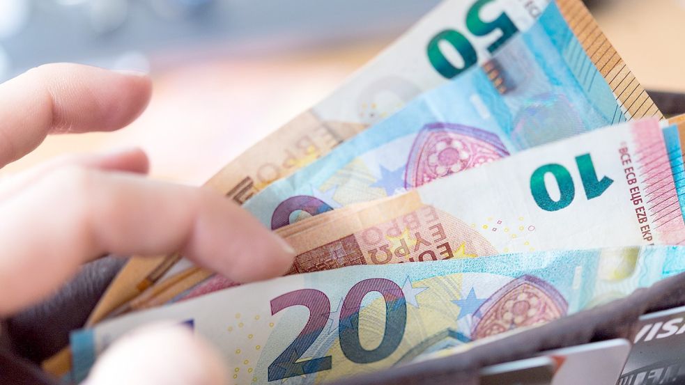 Trotz Einsparungen bleibt ein Defizit in der Gemeindekasse. Jetzt geht es ans Zählen - und Hoffen. DPA-Symbolfoto: Skolimowska