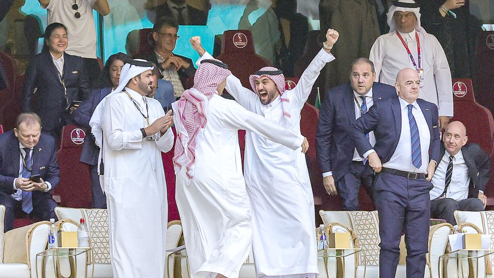 Der Kronprinz von Saudi-Arabien Mohammed jubelt über den Sieg seiner Mannschaft gegen Argentinien bei der WM in Katar. Fürs Volk gibt‘s einen spontanen Feiertag. Foto: imago images/Nigel Keene