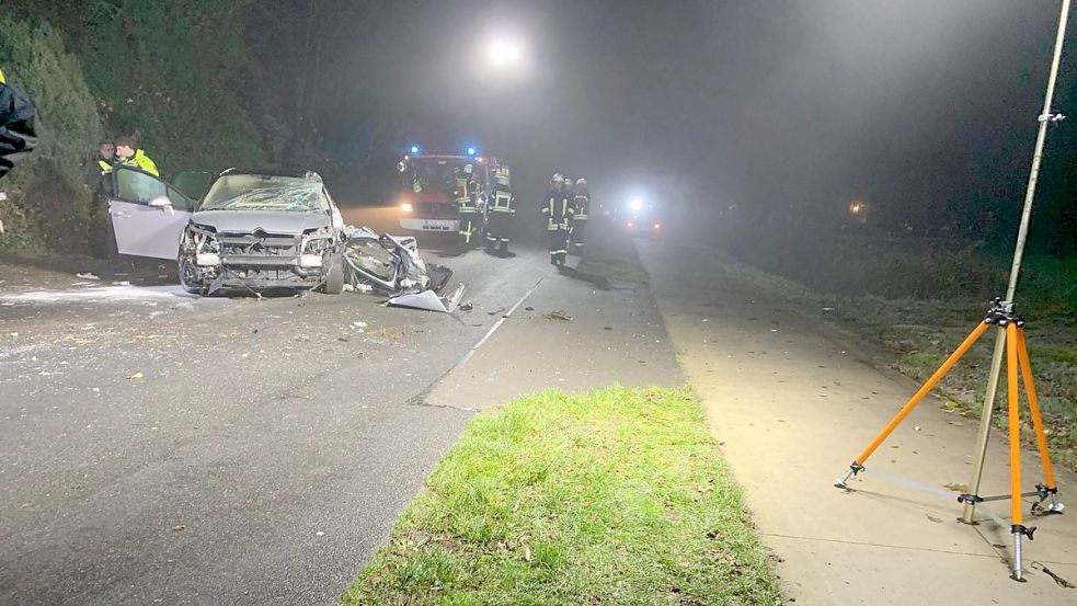 Das Auto wurde bei dem Unfall schwer demoliert. Der Fahrer wurde von der Feuerwehr Burlage mit der Rettungsschere aus dem Wrack befreit. Foto: Feuerwehr Burlage