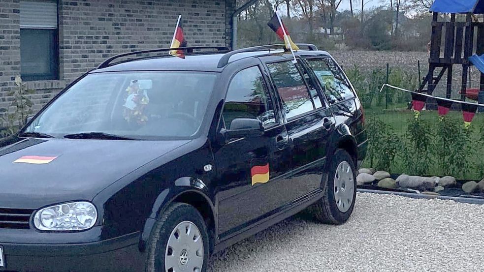 Sein geschmückter Zweitwagen und der dekorierte Garten lassen keine Zweifel: Denis Widder aus Strücklingen ist im WM-Fieber. Fotos: Privat