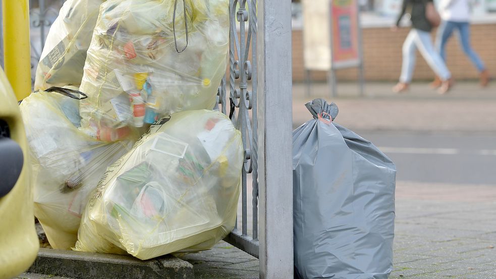 Auch die schwarzen Säcke für Restmüll sollen teurer werden. Foto: Ortgies/Archiv