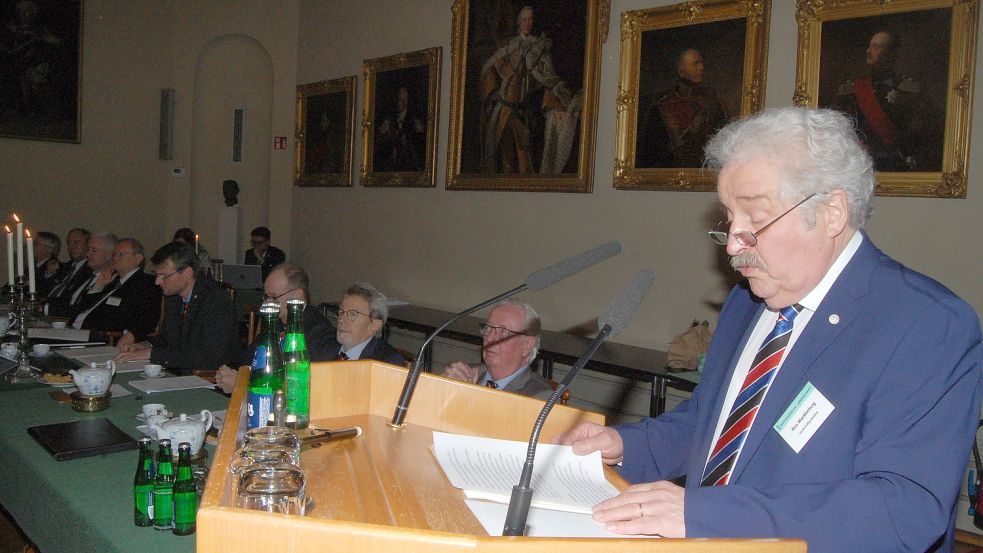Landschaftspräsident Rico Mecklenburg hält im Ständesaal eine Rede. Hinter ihm sind die Mitglieder des Kollegiums zu erkennen. Foto: Luppen