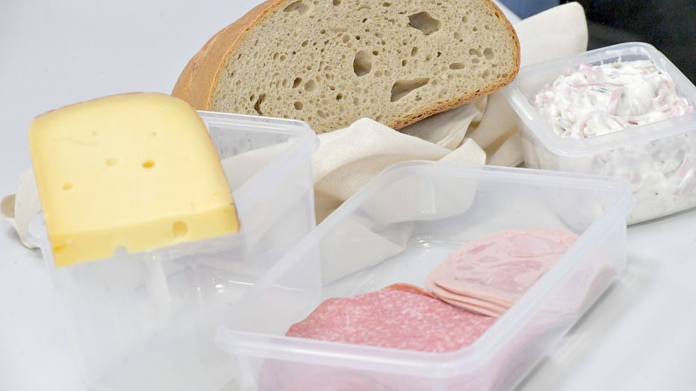 Im Supermarkt können Wurst und Käse in mitgebrachte Dosen gepackt werden. Fotos: Ortgies