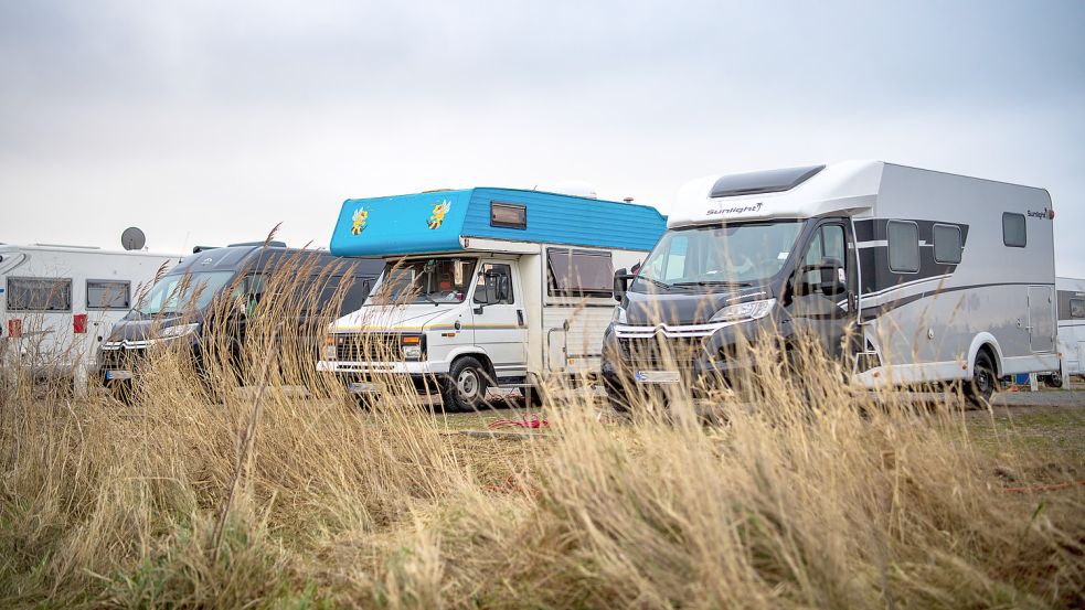 Wohnmobile stehen auf einem Parkplatz an der Nordseeküste. Ob im Wohnmobil oder im Wohnwagen: Winter-Camping ist gerade beliebt. Foto: Sina Schuldt/DPA