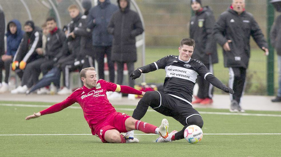 Pewsums Kapitän Andreas Olk (links) und seine Mannschaftskameraden waren an diesem Nachmittag fast immer einen Schritt schneller als die Wiesmoorer. Foto: Doden/Emden