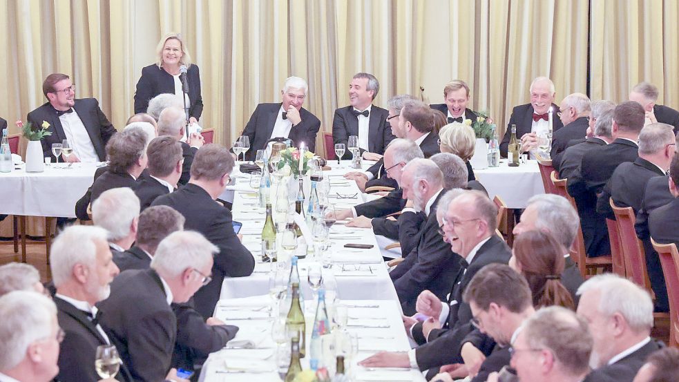 Nancy Faeser (stehend) war der politische „Stargast“ des Abends. Am Freitag fand nach der Corona-Pause wieder das Emder Kaufmannsmahl statt. Foto: Hock