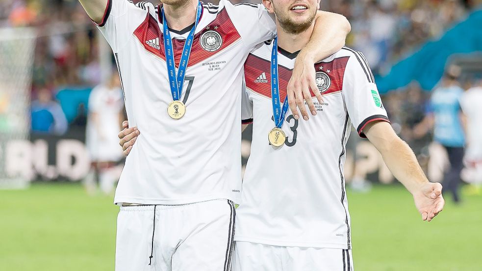 Kennen sich gut aus Weltmeister-Zeiten: Per Mertesacker und Christoph Kramer. Foto: imago/Zuma Wire