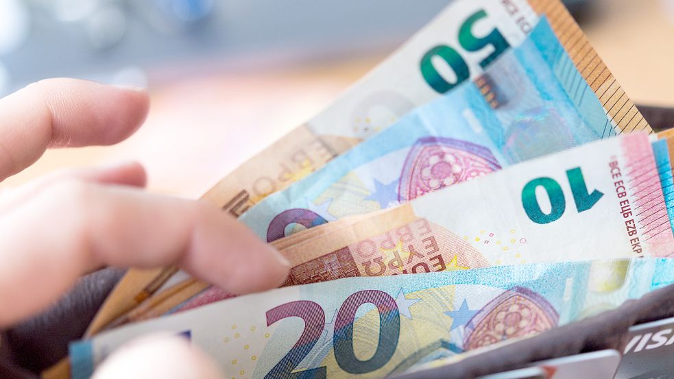 Haben Beschäftigte mehr Geld im Portemonnaie als Bürgergeldbezieher? Foto: dpa/Monika Skolimowska