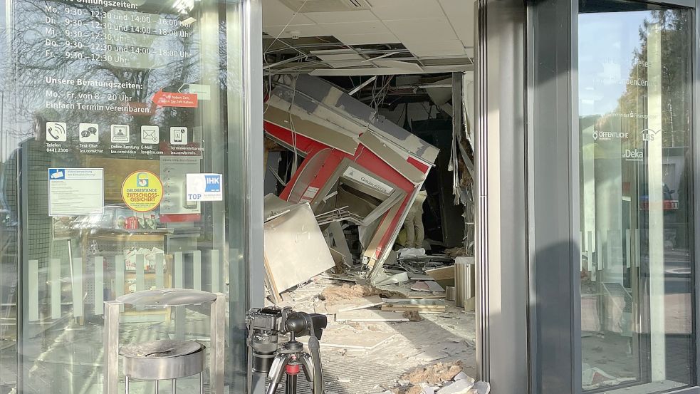 Ein Bild der Verwüstung nach einer Automatensprengung in Ganderkesee in Niedersachsen: Die Gewerkschaft der Polizei fordert bessere Ausstattung und Ausbildung, um die Täter zu fassen. Foto: Sebastian Hanke