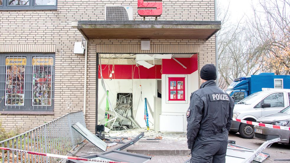 Immer wieder werden Geldautomaten gesprengt. Ein Polizist erklärt, warum die Beamten kaum eine Chance haben, die Täter zu ergreifen. Foto: dpa