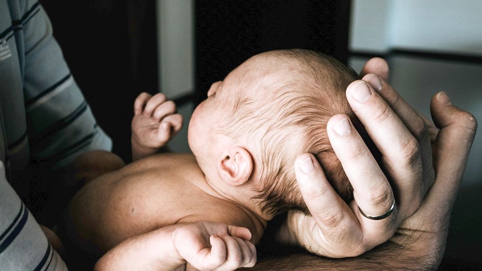 Die gemeinsame Zeit soll die Beziehung zwischen Vater und Neugeborenem stärken, so der Plan der Familienministerin. Foto: Unsplash/Kelly Sikkema