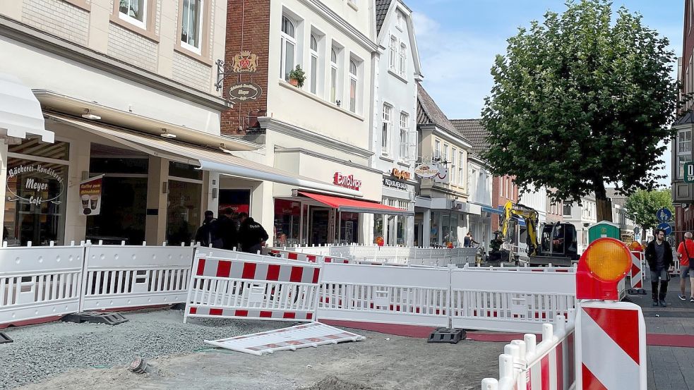 Aus bautechnischen Gründen muss die Straße zunächst über die ganze Breite abgesperrt werden.
