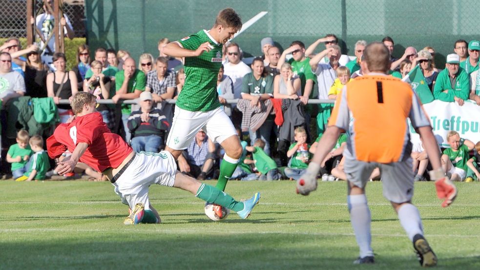 2013 stürmte der damals 20-jährige Niclas Füllkrug (am Ball) für Werder Bremen in Firrel (rechts Torwart Florian Hartmann) und erzielte beim Bremer 11:1-Sieg zwei Treffer. Foto: Ortgies