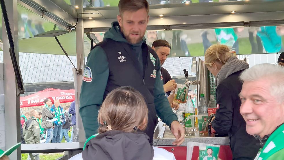 Niclas Füllkrug spendiert hier Petra Kramer-Schönepauck ein Bierchen.