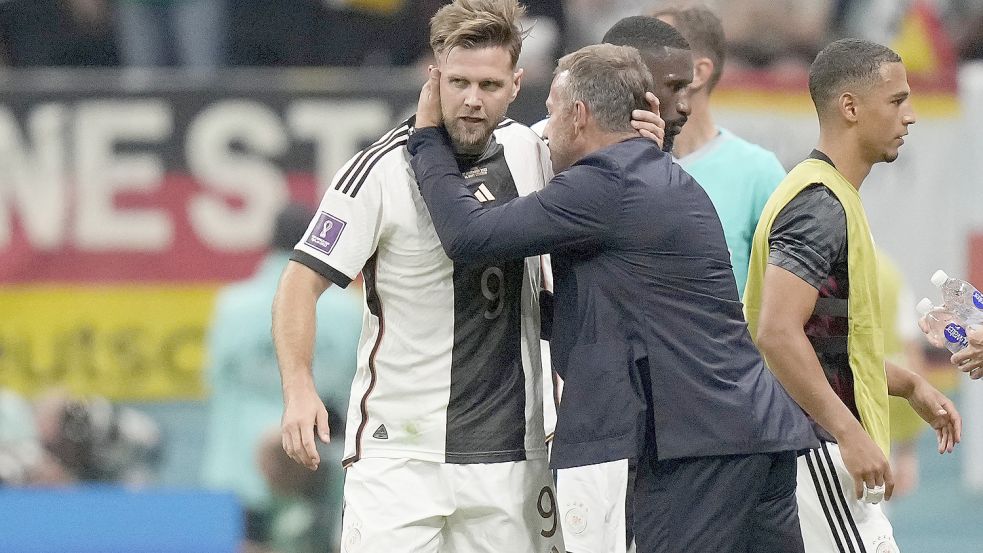 Auch Hansi Flick gratulierte Niclas Füllkrug. Foto: DPA